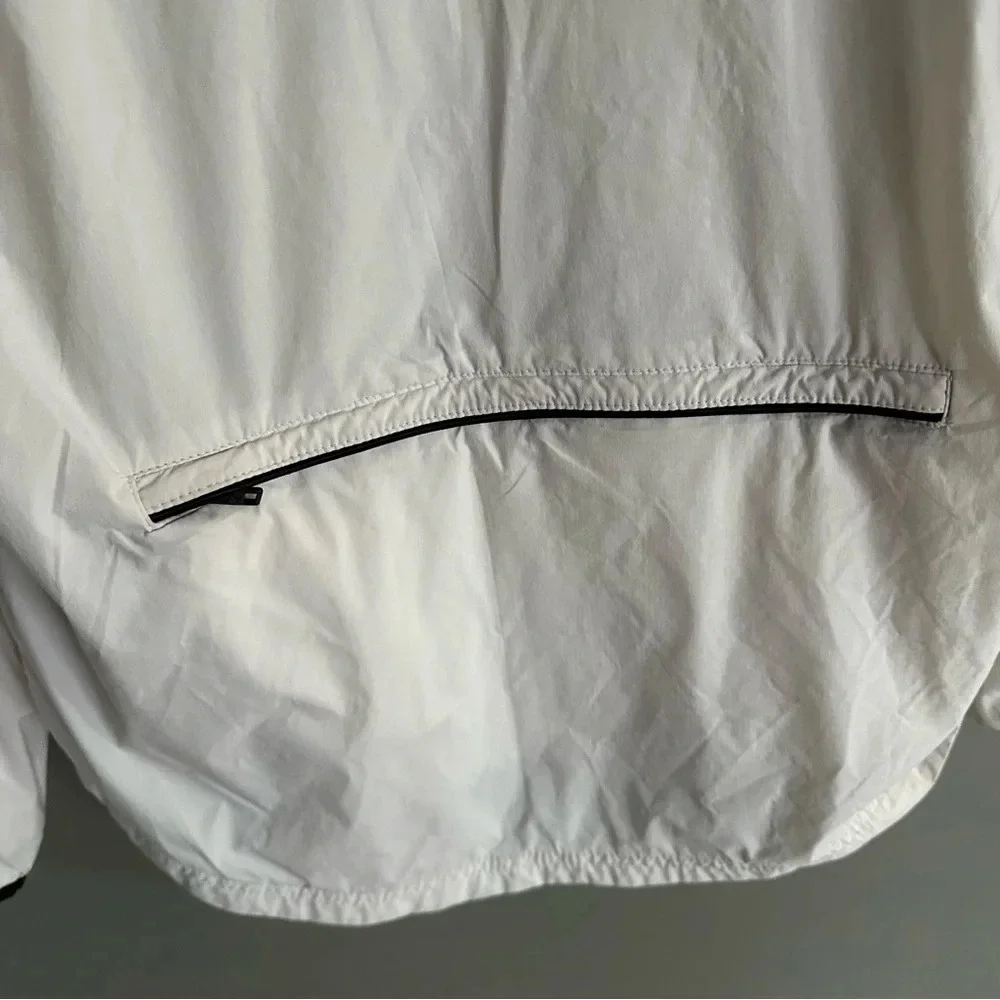 Hollister White windbreaker zip up. Small‎